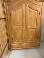 Massiver Kleiderschrank aus Fichtenholz gebraucht