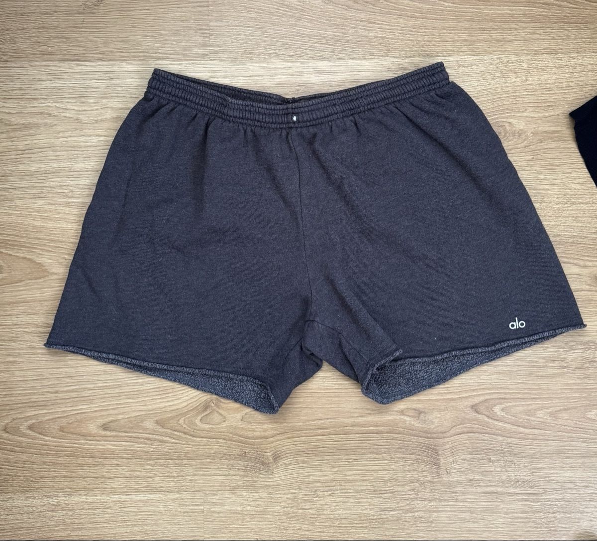 Alo Yoga Pantaloni: Alo Yoga shorts – Usato da Dinhard venduto da emi_6jdk