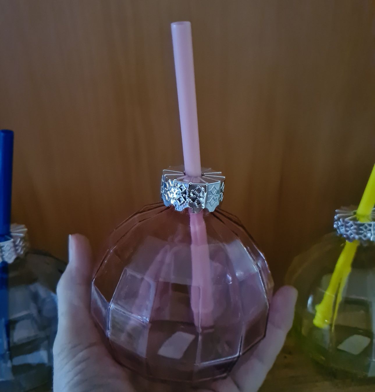 Bicchieri: 4 bunte Trinkgläser mit Röhrli in Weihnachtskugel-Form. – Nuovo e nell'imballaggio originale da Winterthur venduto da bibummi 5