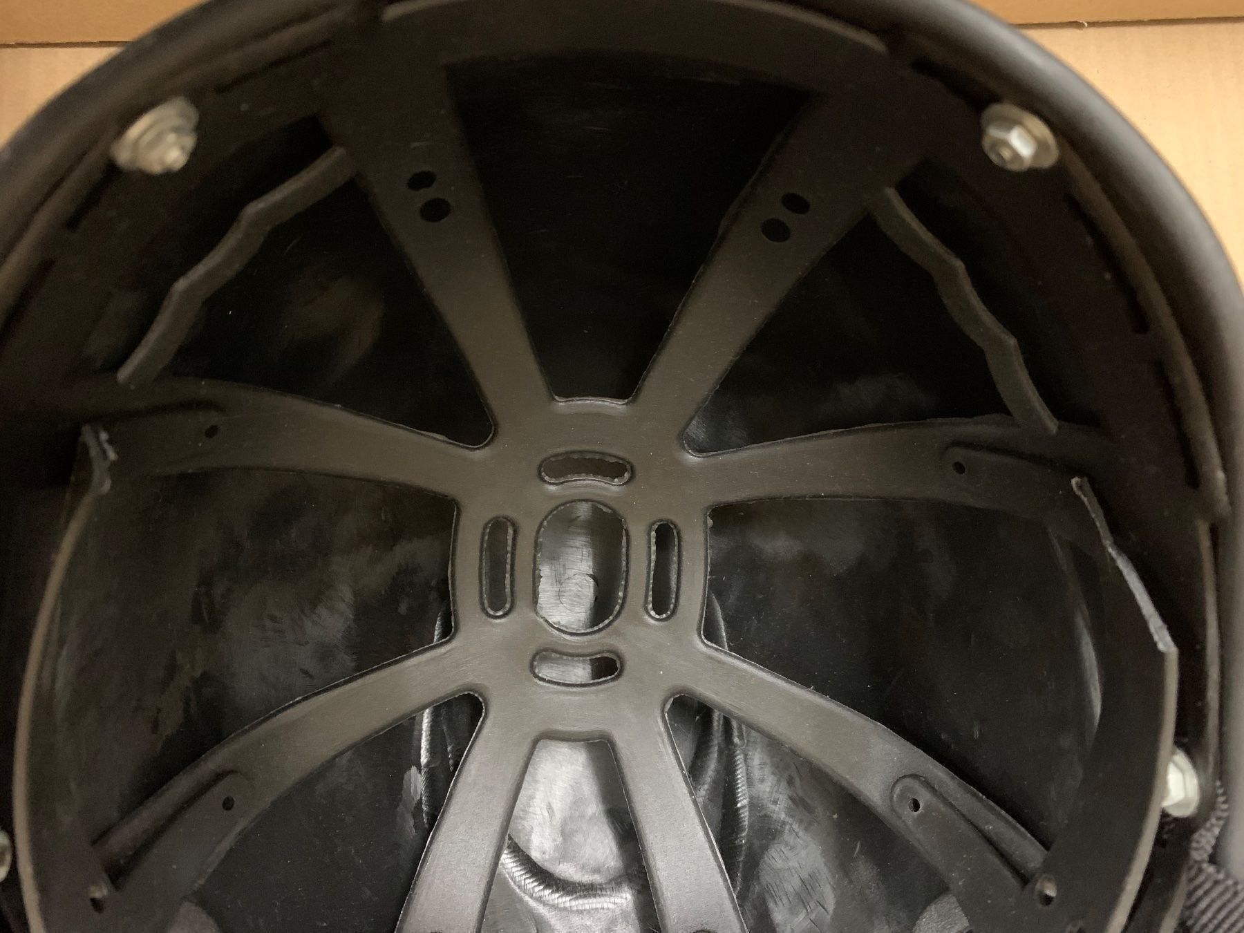Abiti antichi: Helm schwarz – Usato da Eschlikon TG venduto da 1.- 6