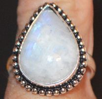 Ring L-4928 – Regenbogen Mondstein – Grössenverstellbar