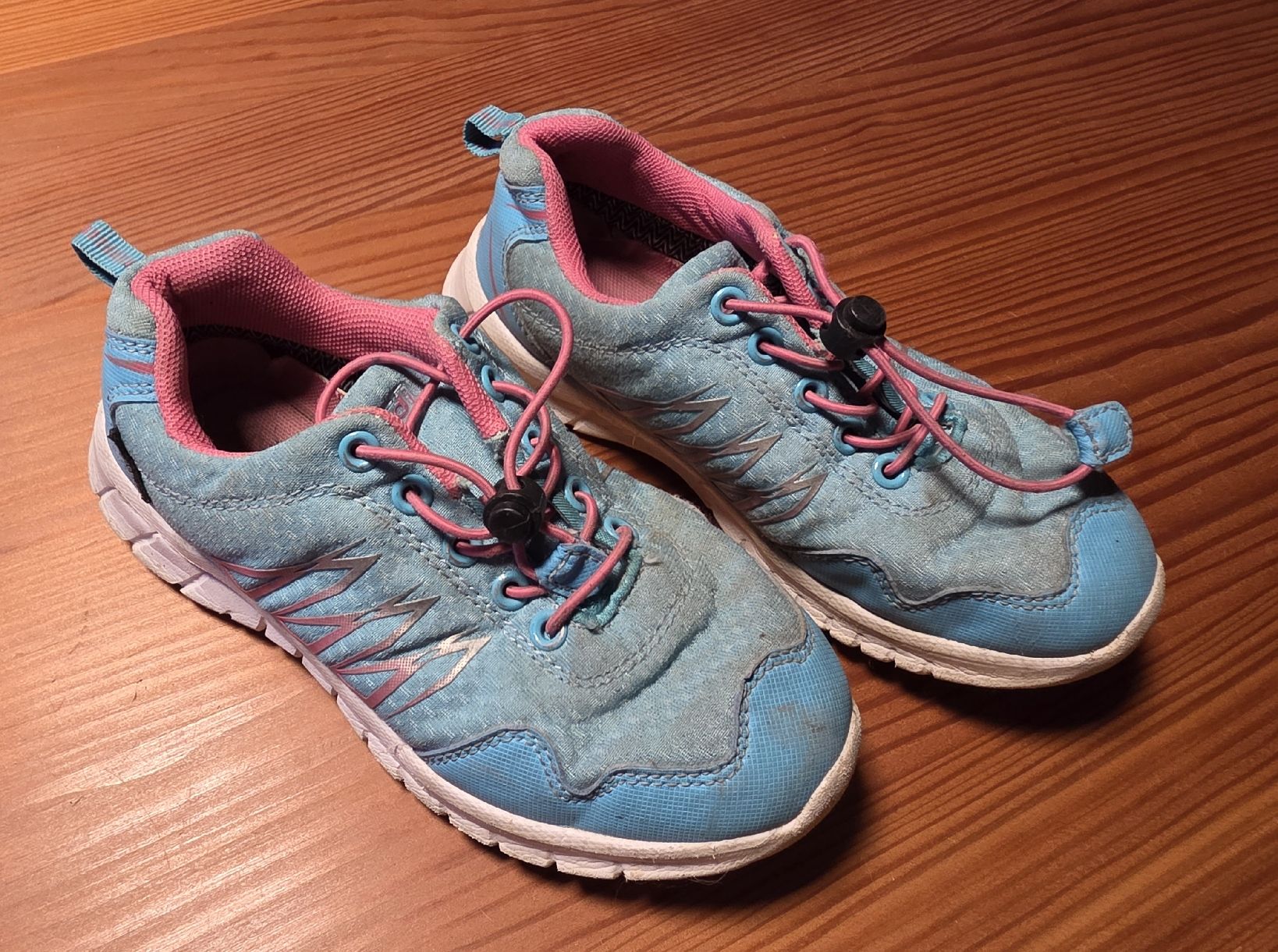 Schuhe für Mädchen: Turnschuhe Grösse 32 – Gebraucht aus Grünenmatt von ras_7ksp