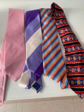 4 bunte Herrenkrawatten aus Seide, ties, cravates