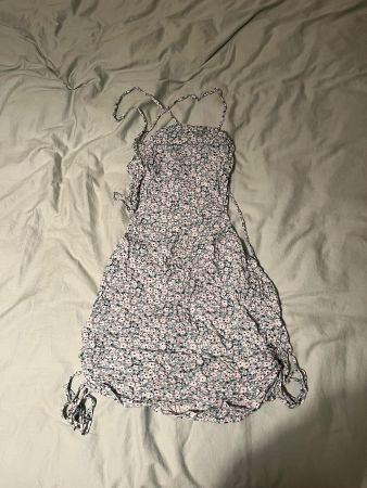Rückenfreies Sommerkleid, geschnürt