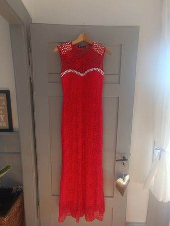 Rotes Abendkleid aus Jordanien Grösse 38, Figurbetont, Spitz