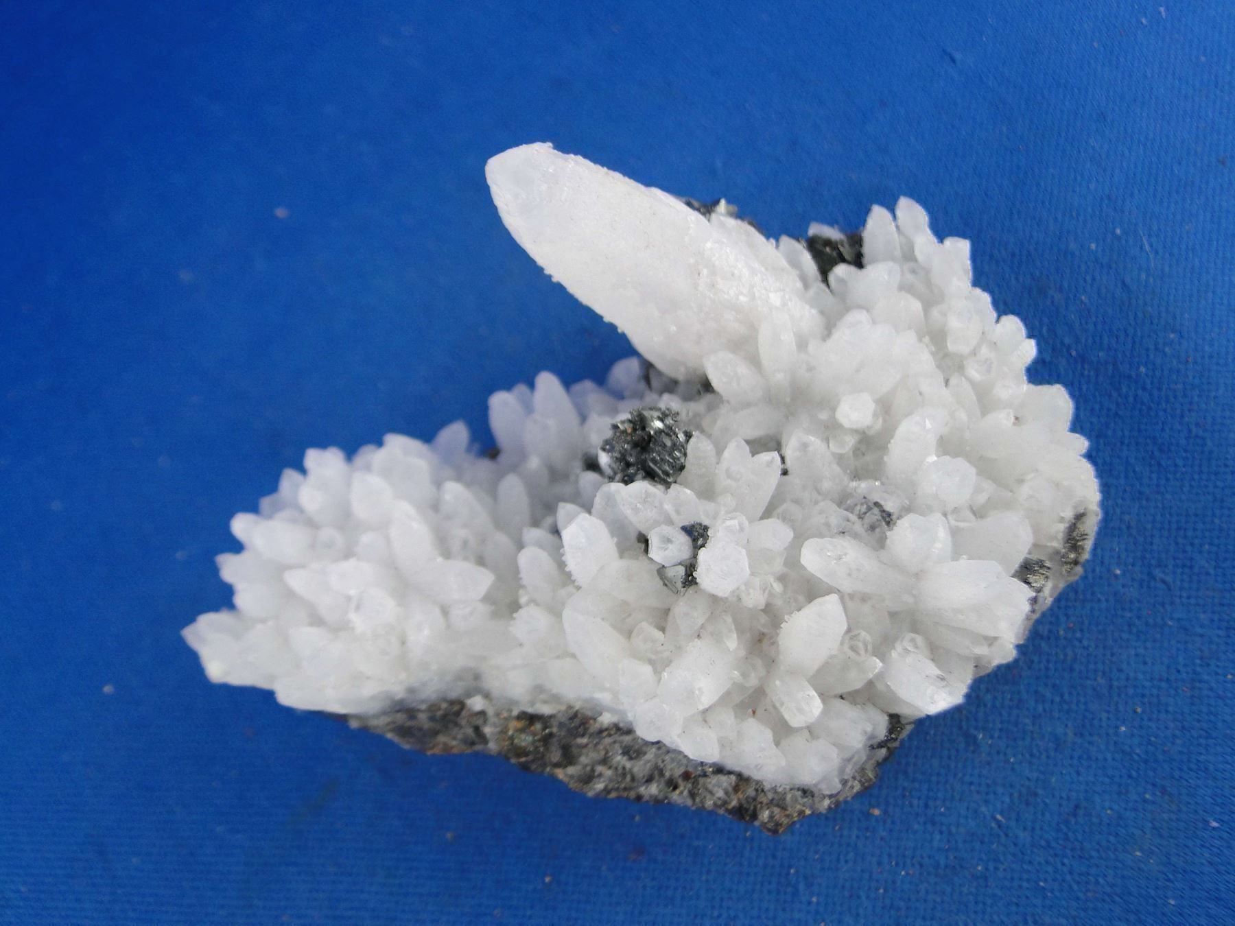 Minerali & Pietre curative: Tetrahedrit auf Bergkristall – Usato da Schinznach Bad venduto da Demerald 2