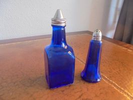 Glasflaschen blau Oel/Essig und Salz