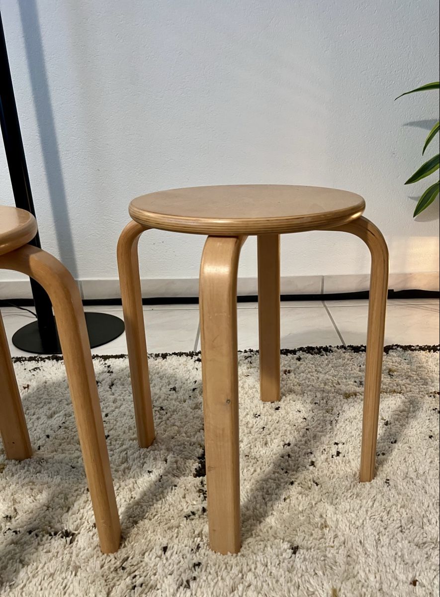 Hocker: 2 Stück Vintage 80er Holzhocker  Taburett – Gebraucht aus Hunzenschwil von Madachica 2