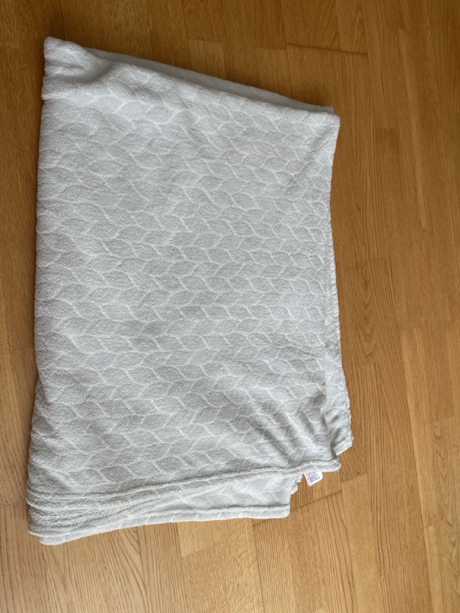 Decken: Kuscheldecke 100% Polyester hellgrau gemustert guter Zustand – Gebraucht aus Basel von kiko9