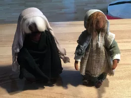 Schwarzenberger Krippenfiguren alte Frau + Mädchen