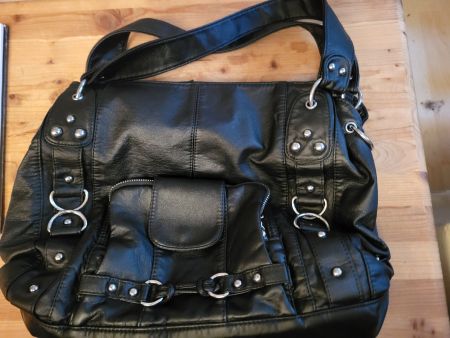 Coole schwarze Handtasche mit Nieten
