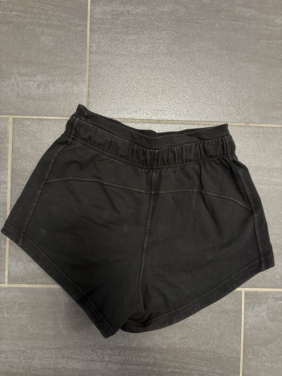 Lululemon Pantaloni: Lululemon Shorts Schwarz 2 – Usato da Rümlang venduto da svent 2