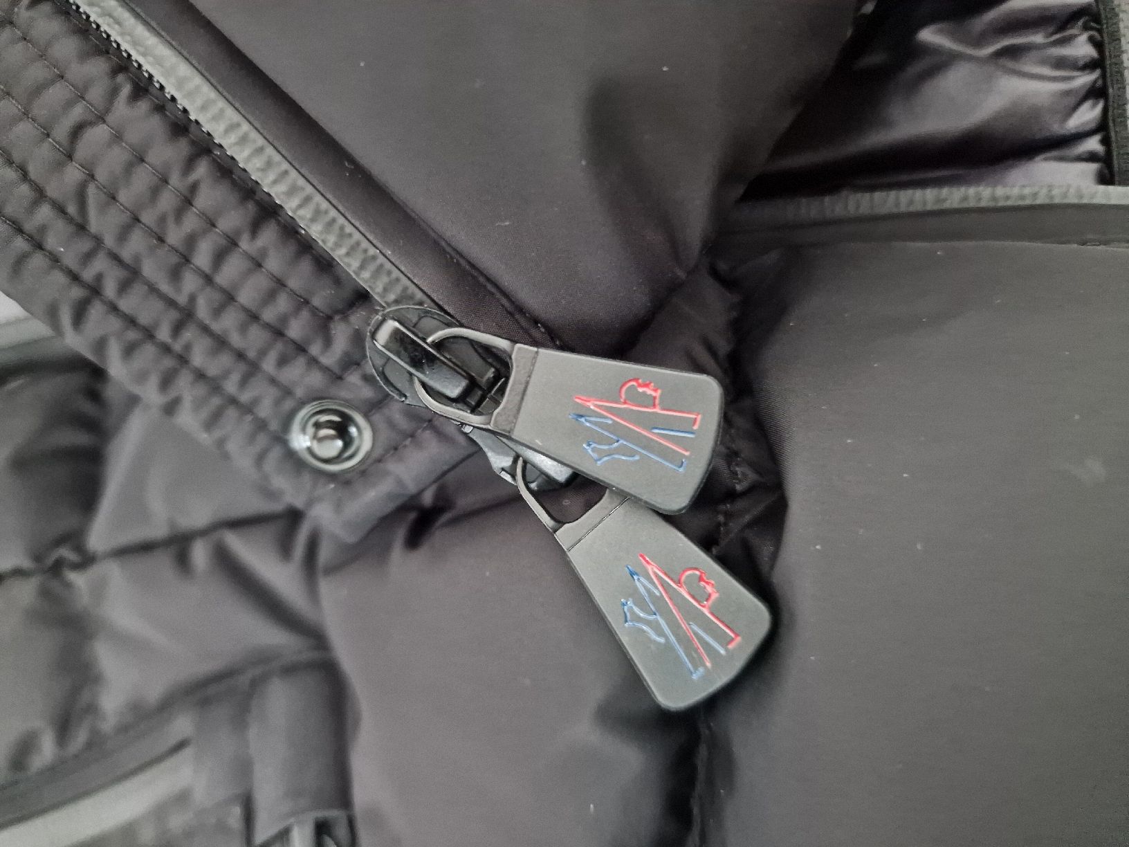 Moncler Giacche: Doudoune Moncler Grenoble "Dixence" – Nuovo (secondo la descrizione) da Yverdon-les-Bains venduto da Ed9lude 7