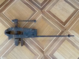 Alter angerosteter Schraubstock