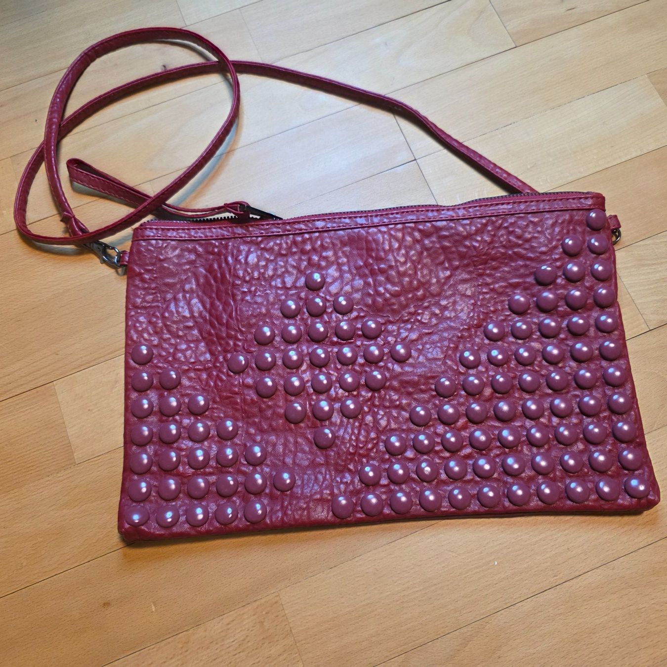 Borse da donna: Bershka rote Tasche mit Nieten – Usato da Wald ZH venduto da CapLux