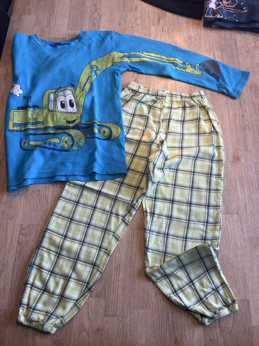 Pyjamas & Ähnliches: Pyjama, Grösse 128, Bagger Motiv – Gebraucht aus Münchwilen TG von Kaira0811