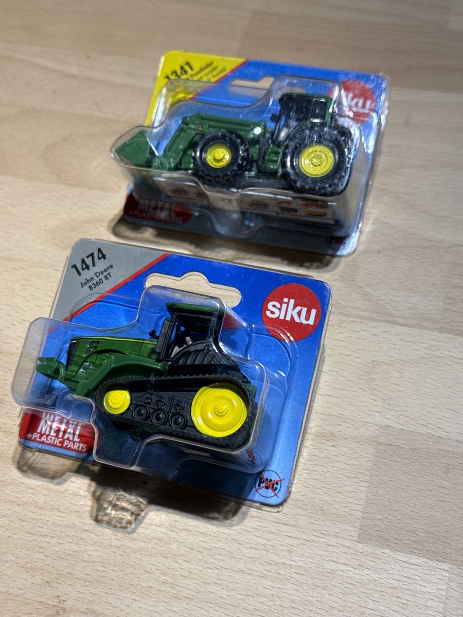 Siku Modellini d'auto: Siku - John Deere 1474 & 1341 – Nuovo e nell'imballaggio originale da Stüsslingen venduto da leo_nzh6 1