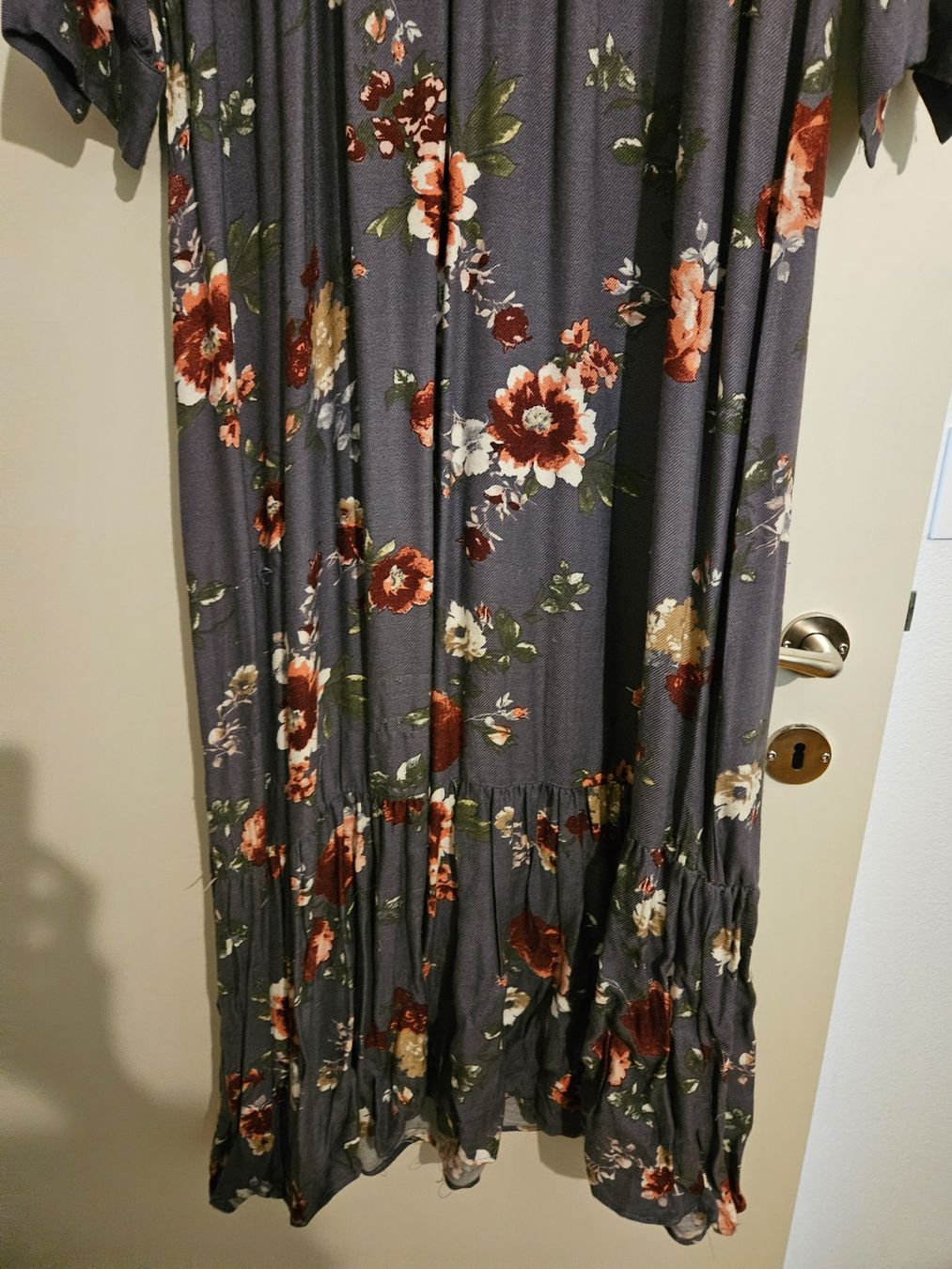 Vestiti: Herbstkleid Blumenmuster Rüschen Gr. XL dunkelgrau Midi e... – Nuovo (secondo la descrizione) da Sennhof (Winterthur) venduto da HG2019 1