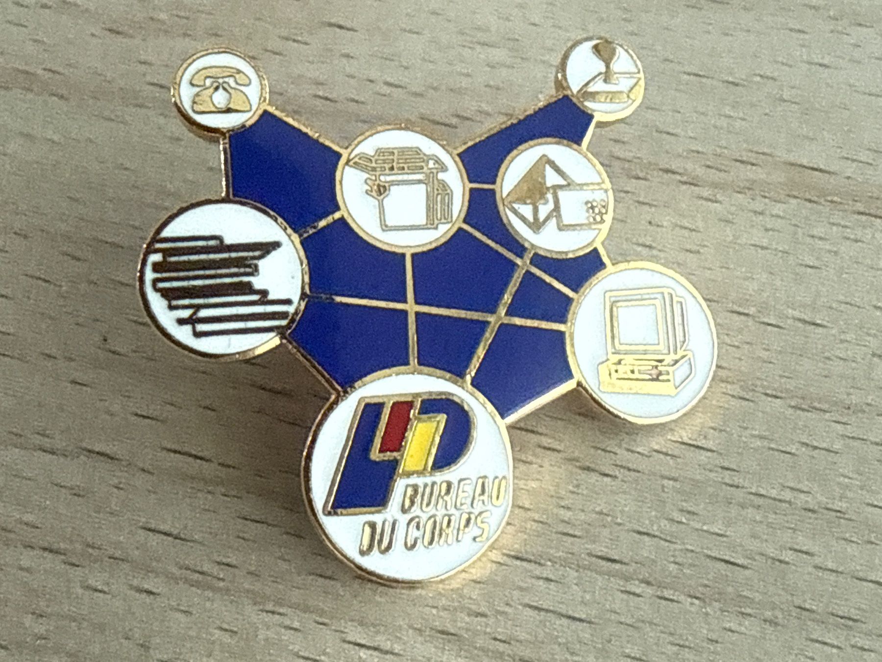 Placchette & Badge: Pin Bureau du Corps – Usato da Glattbrugg venduto da Schweigmatt