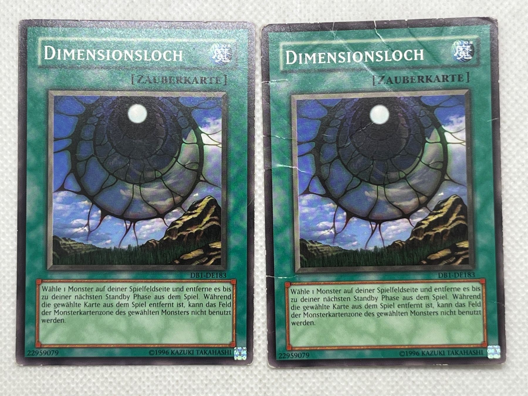 Yugioh Carte collezionabili: Yu-Gi-Oh! Dimensionsloch DB1-DE183 Deutsch Common 2x – Usato da Hinterkappelen venduto da Kim1992