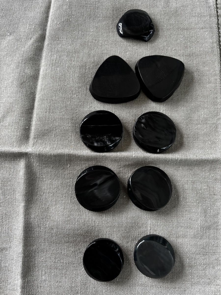 Bottoni: Vintage Knöpfe schwarz schimmernd – Usato da Langenthal venduto da Simme22