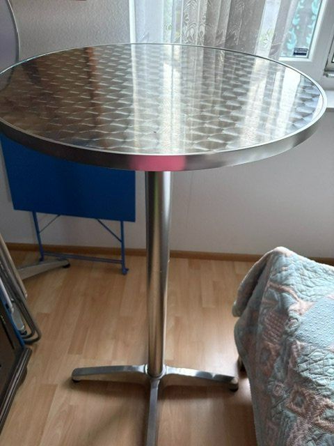 Tische: Mange-Debout – Gebraucht aus Palézieux von MyriamEdward