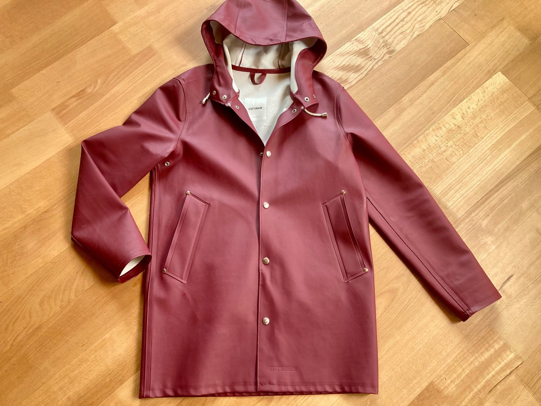 Stutterheim Jacken: Stutterheim Regenmantel Damen – Gebraucht aus St. Niklausen LU von lucia.w.