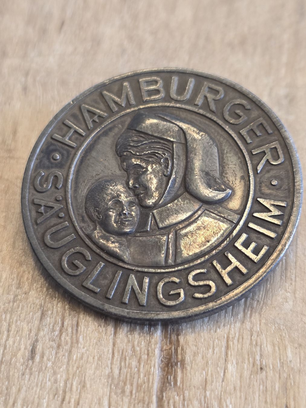 Spille & Fermagli: Silber Brosche Hamburger Säuglingsheim e.V. 1912 900 Silber – Usato da Liestal venduto da KellosLuckyCharms