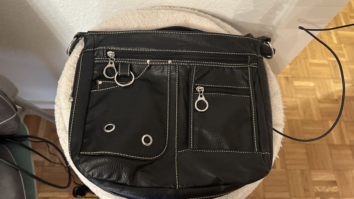 Sacs femmes: Schwarze Unhängetasche mit vielen Fächern – D'occasion à Zürich par Rammis