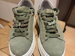 Trendige Khaki-farbene Sneakers mit Schmuck, Gr 38