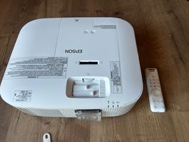 Epson EH-TW6250 4K PRO-UHD Beamer – nur 1'645 Lampenstunden