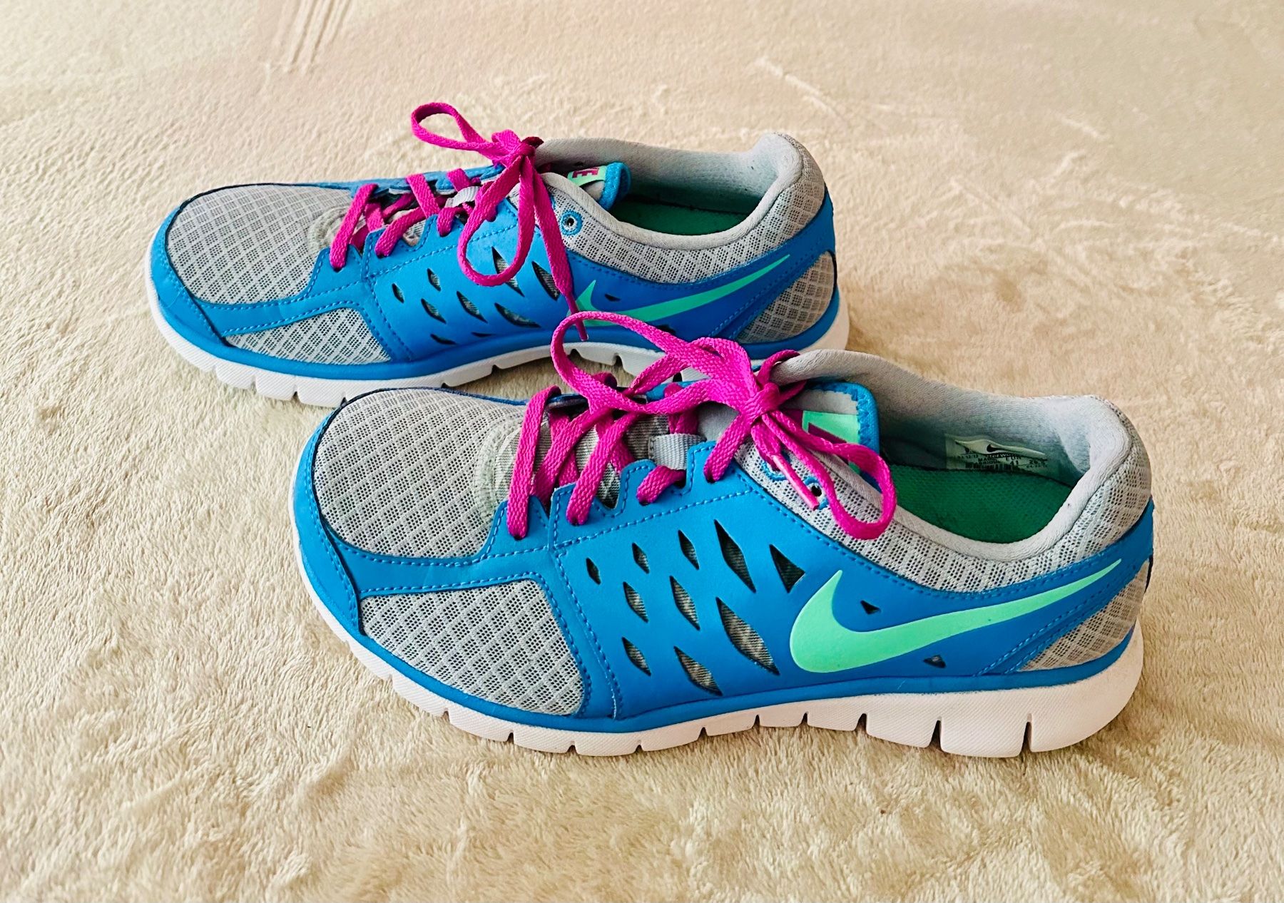 Nike Damenschuhe: Sneakers von Nike, Grösse 41 – Gebraucht aus Wallbach von paxnic 1