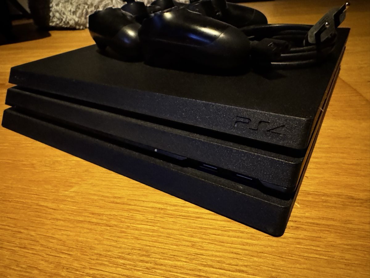 Sony Konsolen: Sony Playstation 4 Pro 1TB, 2x Dualshock wireless controller – Gebraucht aus Zürich von 1cut2 1