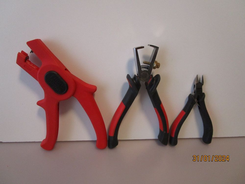 Kit de 5 mini pinces et 3 outils dans une trousse de rangement x1