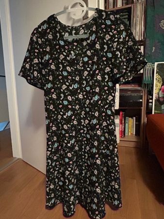Sommerkleid mit Blumenmuster, vorne durchgeknöpft, Grösse S