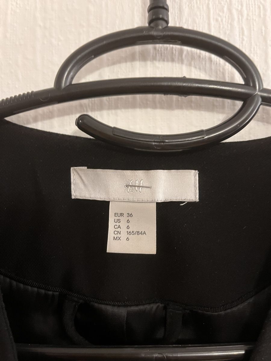 H&M Jacken: Giacca corta nera H&M taglia 36 – Gebraucht aus Lausanne von giu_f5br 2