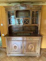 Antikes Buffet mit Glasfronten & Schnitzereien, Landhausstil