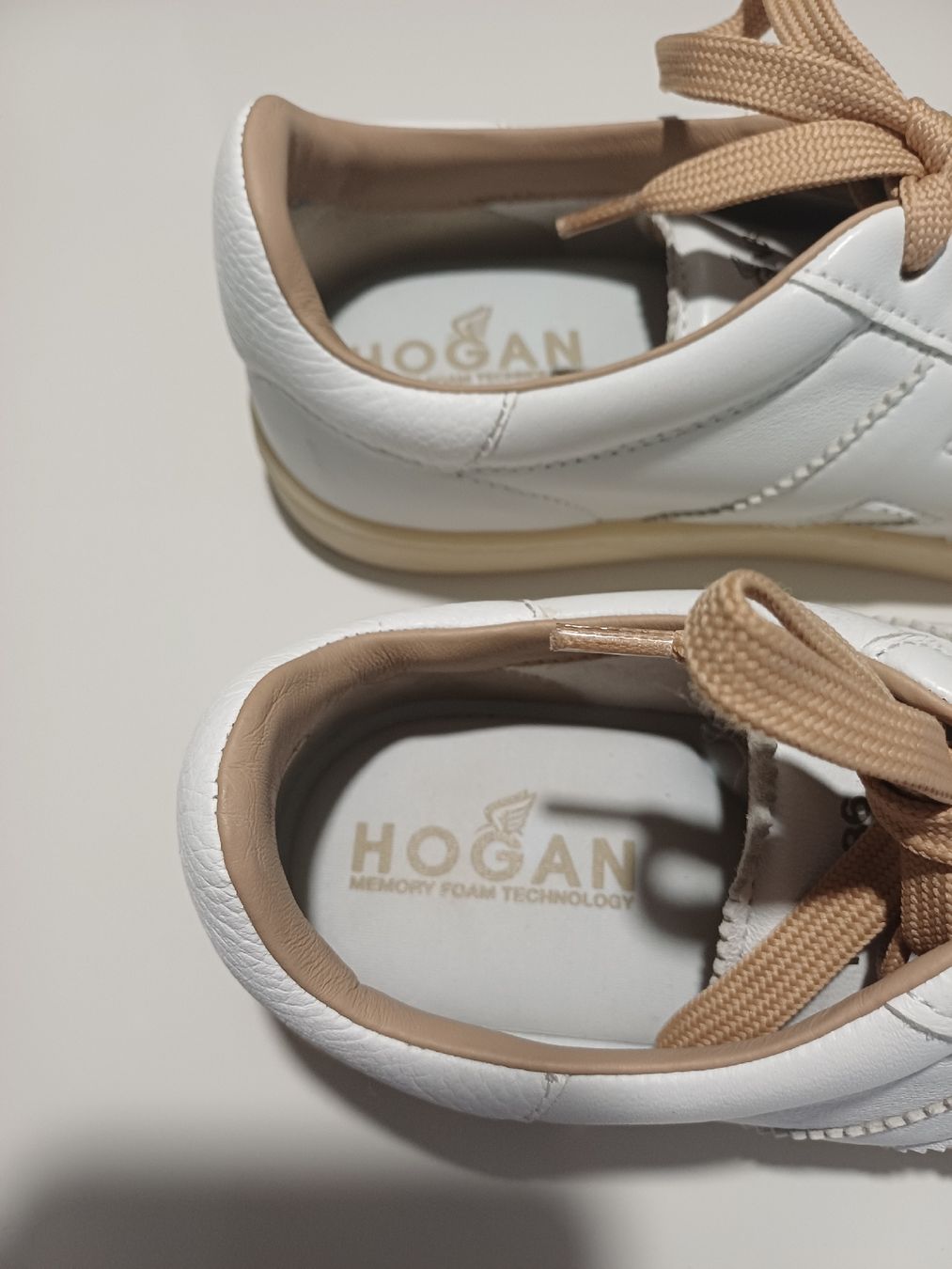 Hogan Damenschuhe: wenig getragene Hogan Sneaker – Gebraucht aus Goldach von Requiliz 2