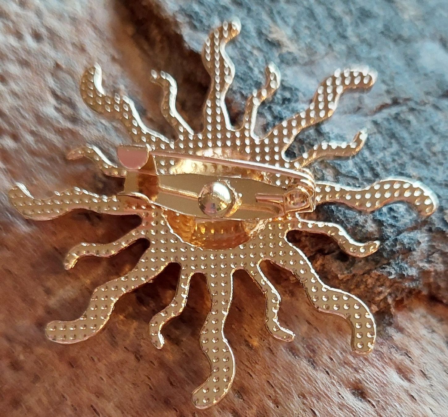Broschen & Nadeln: Goldene Sonne Brosche, Durchmesser 4.5 cm – Neu (gemäss Beschreibung) aus Oberwil BL von Hunajakakku 2