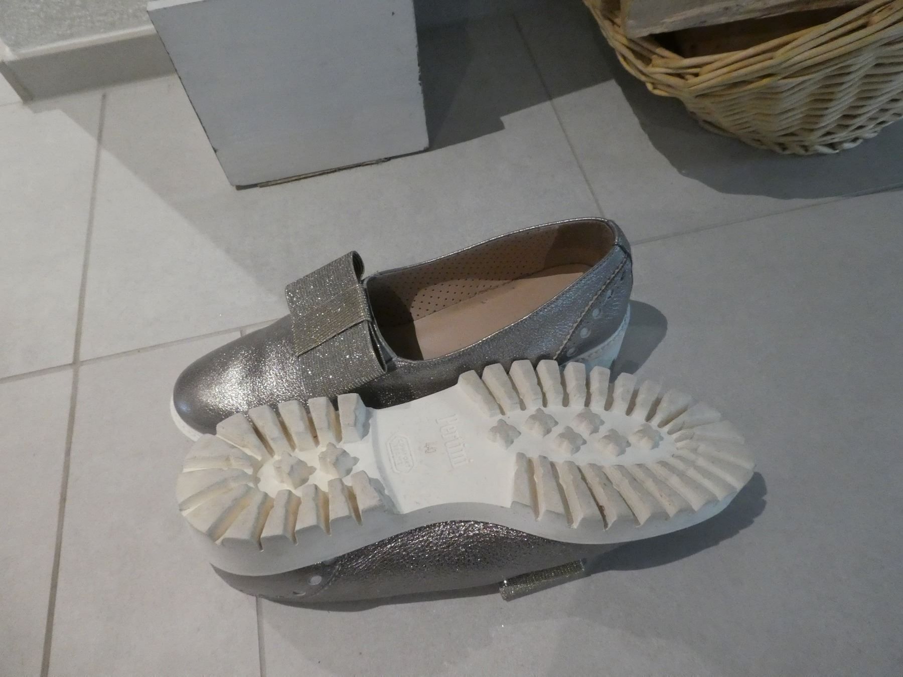 Scarpe da donna: PERTINI echt Leder Slipper silber-weiss Gr. 40 - 400007 – Usato da Küssnacht am Rigi venduto da Schuhe-Secondhand 1