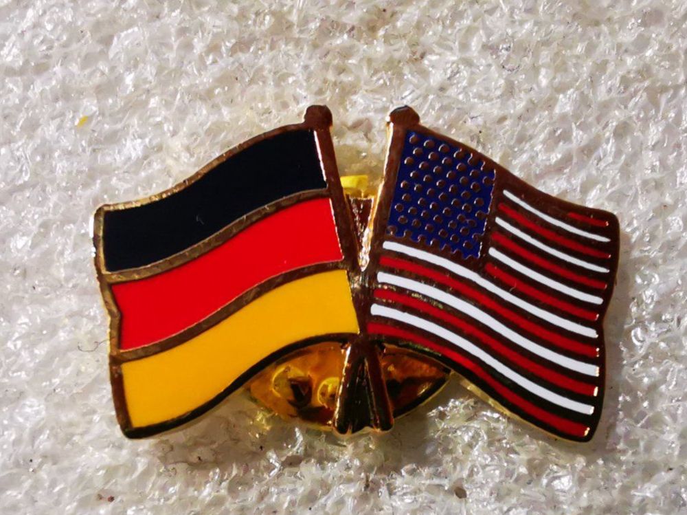 Placchette & Badge: Ansteckpin 83: Flaggen – Usato da Oppligen venduto da Pin-Fall-Shop