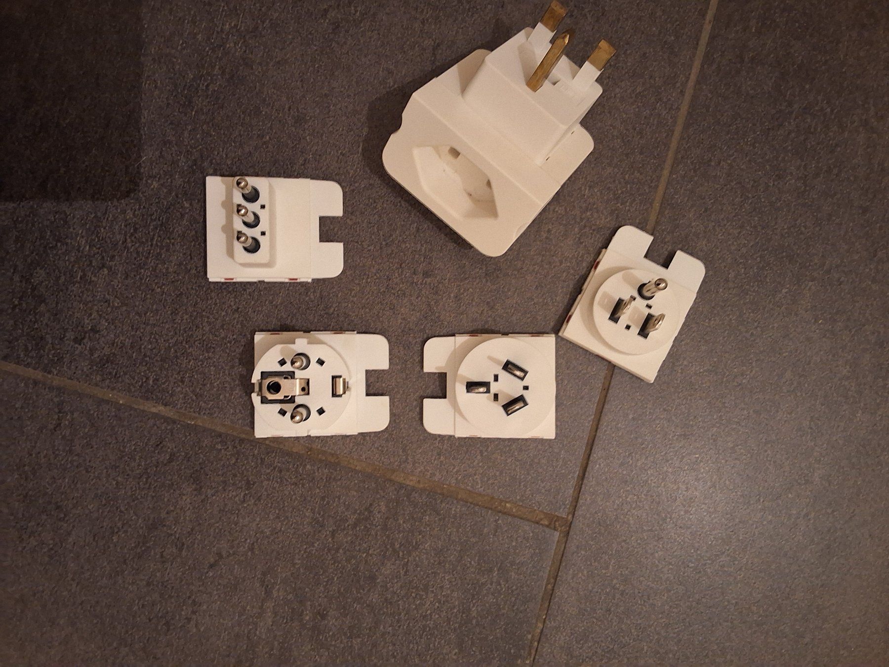 Unità & Adattatore: Adapter CH > div. Länder – Usato da Winterthur venduto da juulipeace