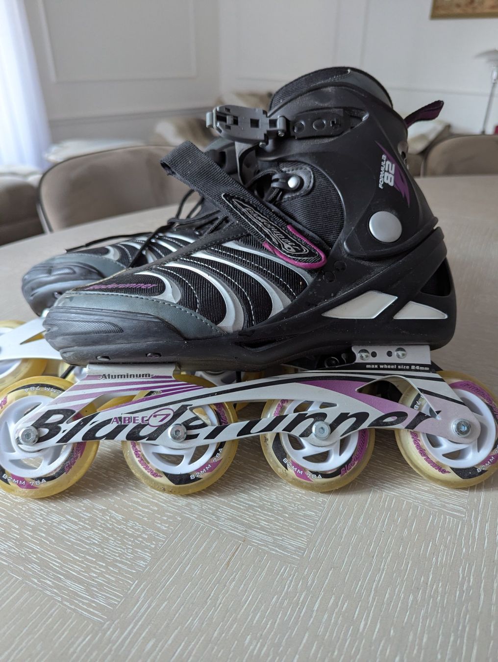 Patins à roul. & inline: Schwarze und silberne Rollschuhe, Größe 42 – D'occasion à Zürich par den_j7bn 2
