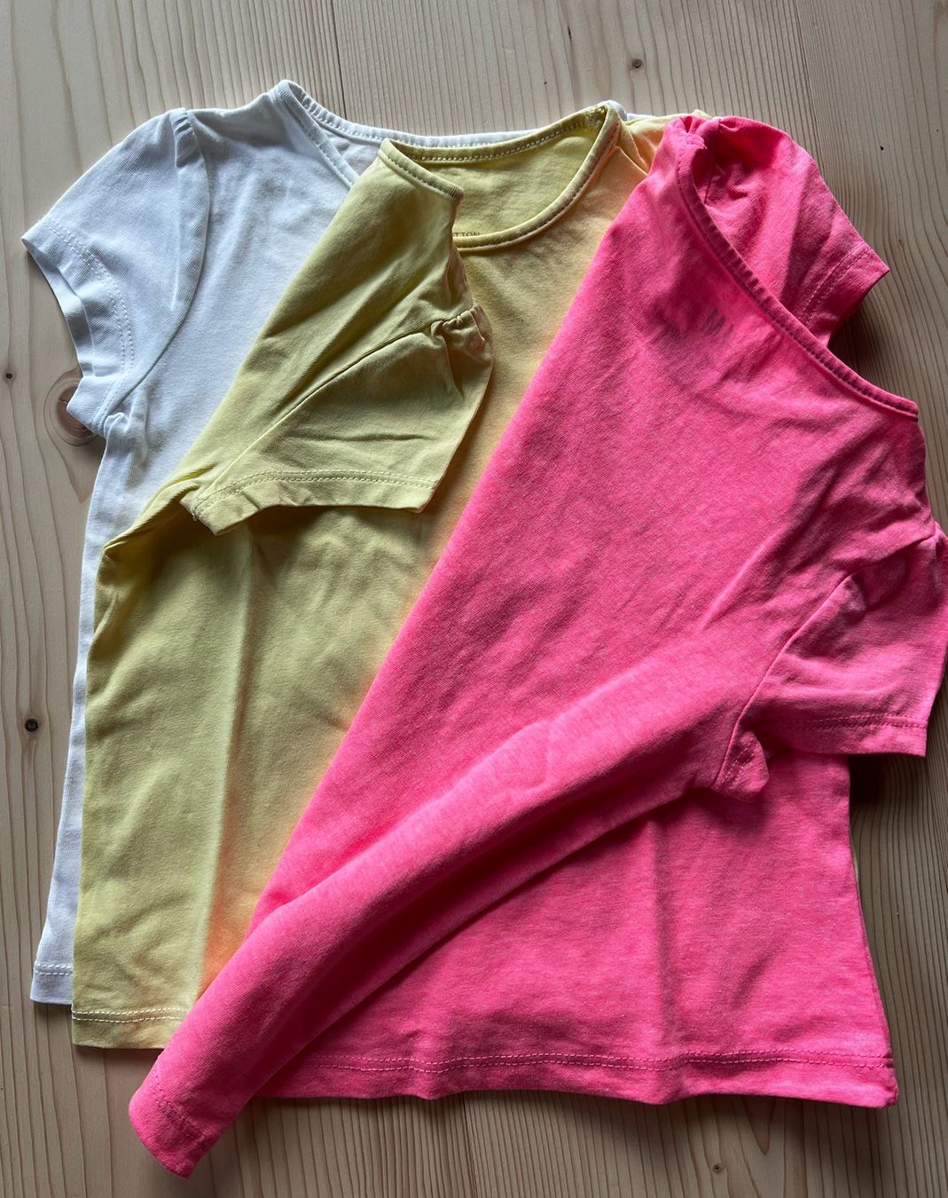 H&M Camicette, T-shirt & Top: H&M Set 3er-Pack Baumwoll-T-Shirts Gr.98/104 – Nuovo (secondo la descrizione) da Zürich venduto da normanprice 2