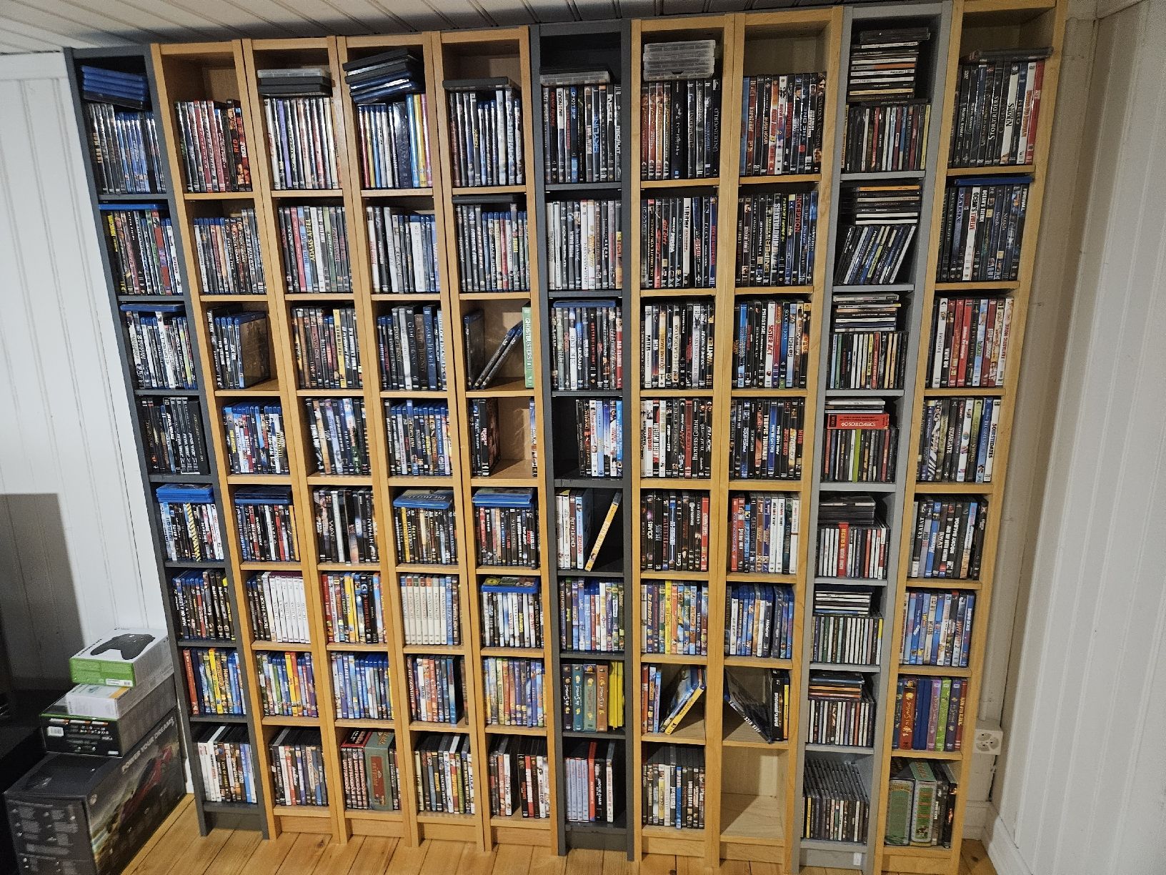 Tutti i DVDs: DVD Sammlung komplett mit Regalen – Usato da Lustdorf venduto da McCanyon