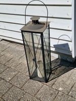Laterne aus Metall und Glas