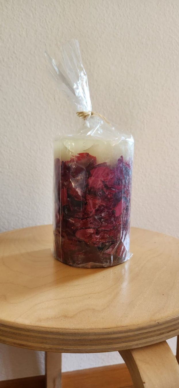Kerzen: Schöne Duftkerze rot mit Blütenblättern – Neu und originalverpackt aus Zürich von syl_bhd2