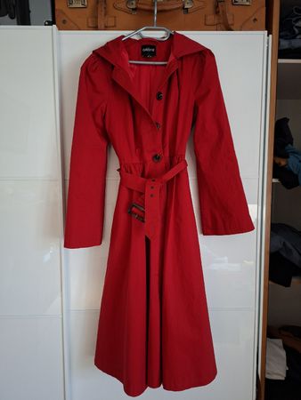 roter Trenchcoat von collectif