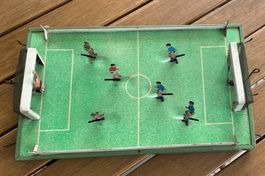 Nostalgisches Fussballspiel aus Blech