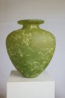 Vase aus Glas. Grün mit hellen Strukturen